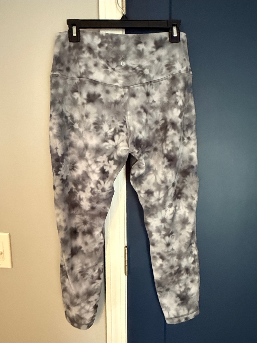 lululemon athletica Heather Gray floral Tie-Dye High-Rise Leggings NWOT 12 - Picture 3 of 4